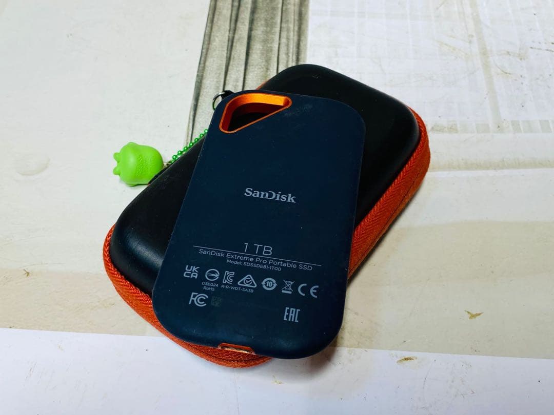 SanDisk 1TB ポータブルSSD ケース付き SDSSDE81-1T00
