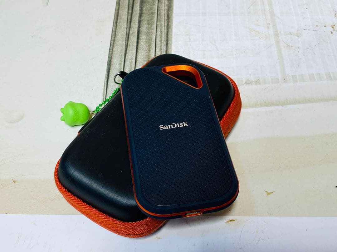 SanDisk 1TB ポータブルSSD ケース付き SDSSDE81-1T00