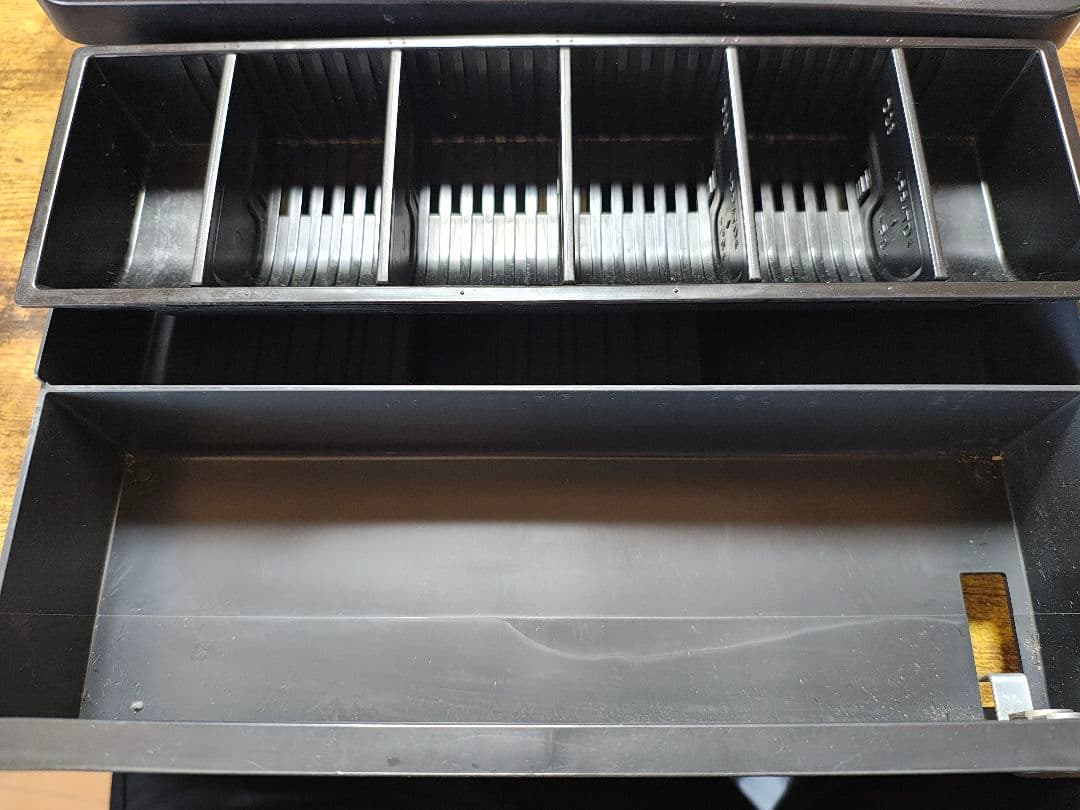 店舗用品 Roshan K.C.