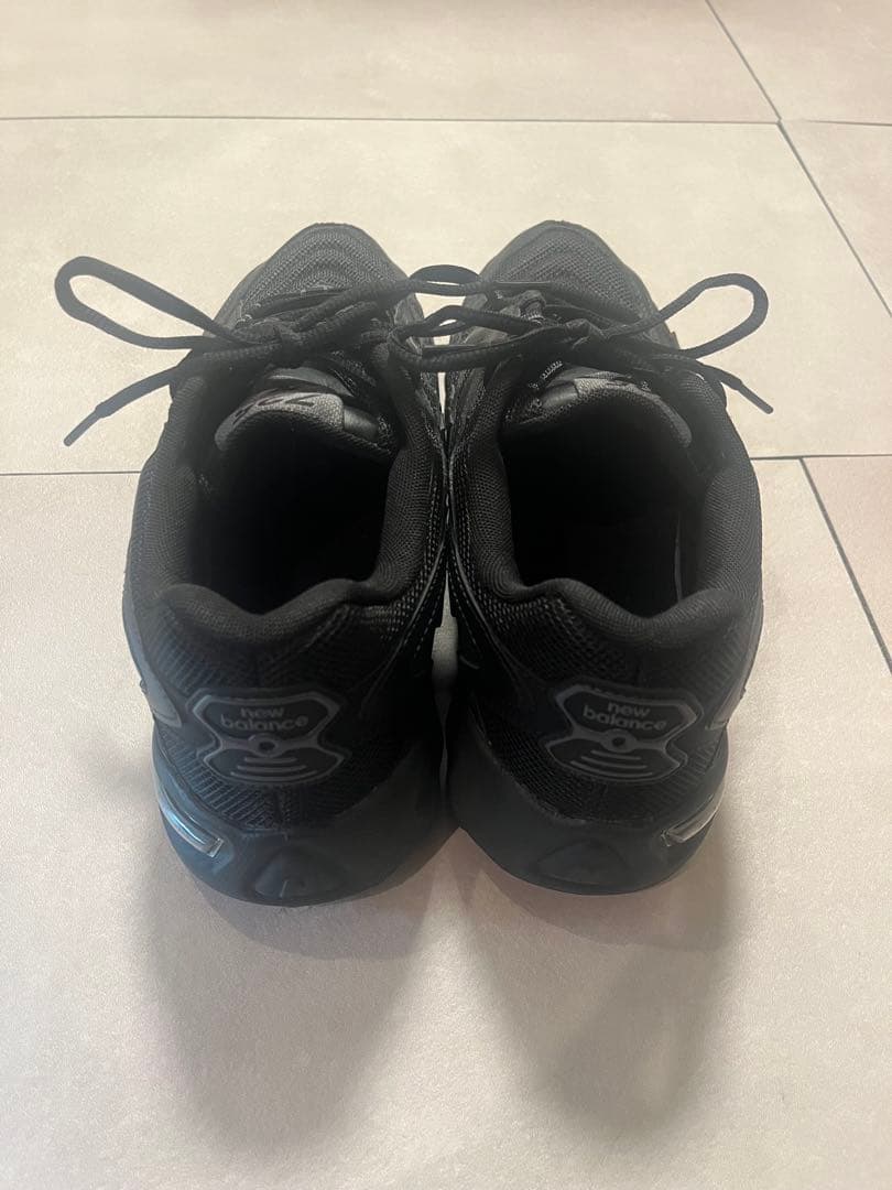 New Balance 725 ブラックスニーカー