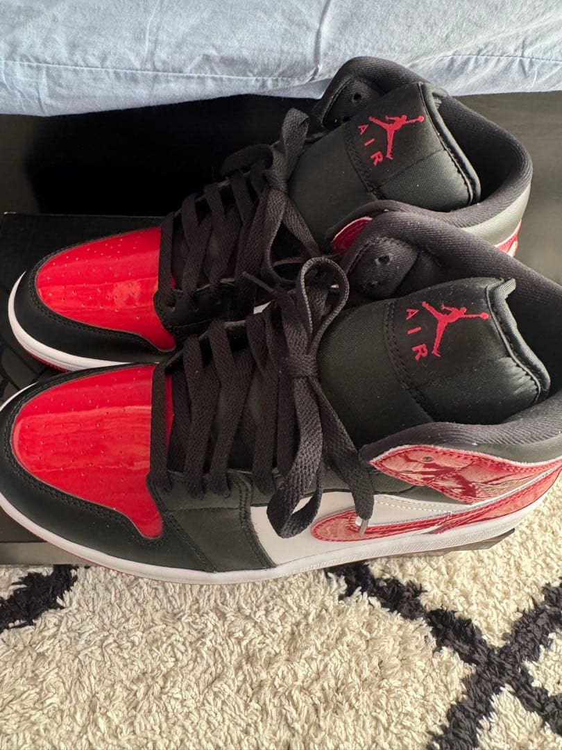 Nike Air Jordan 1 赤黒ハイカットスニーカー