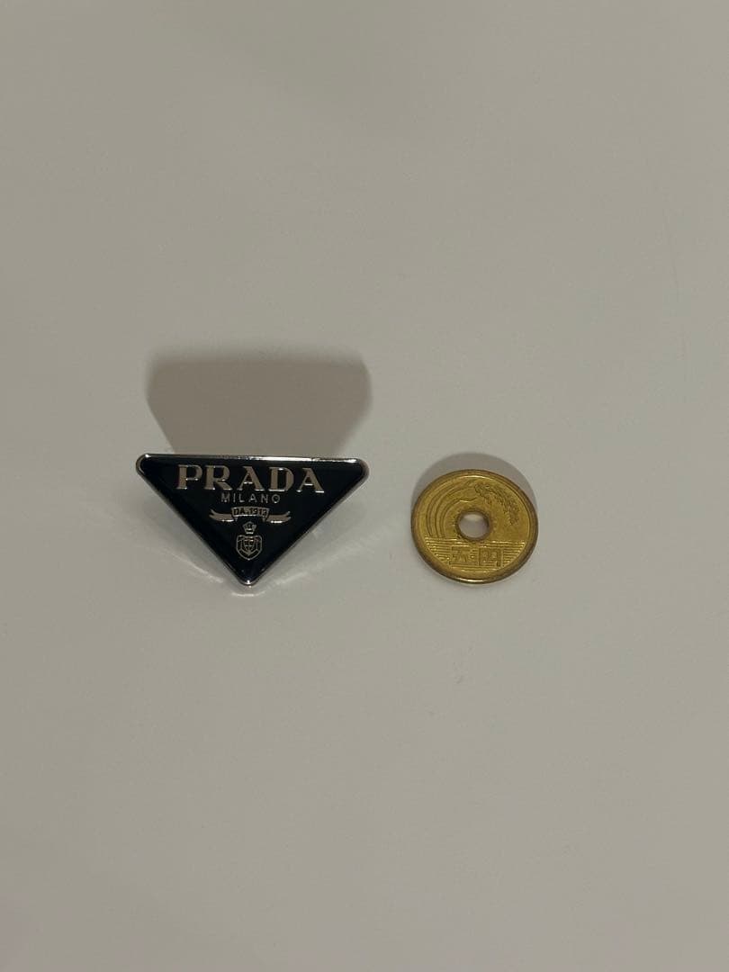 PRADA ピンブローチ
