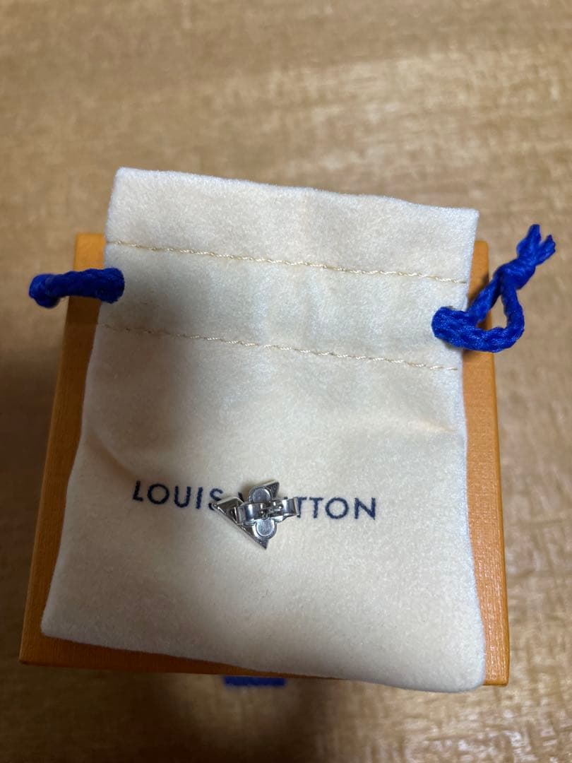 Louis Vuitton シルバー V字型ピアス