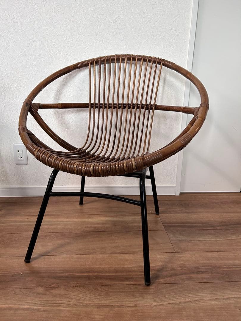 ラタンとスチールの円形椅子