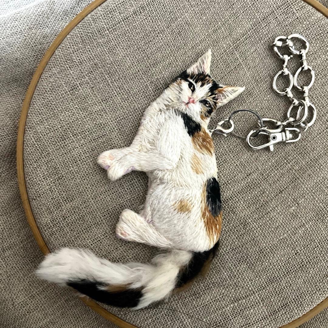 タ*ー様 ハンドメイド刺繍チャーム　三毛猫さん