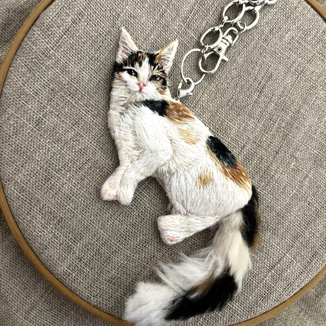 タ*ー様 ハンドメイド刺繍チャーム　三毛猫さん