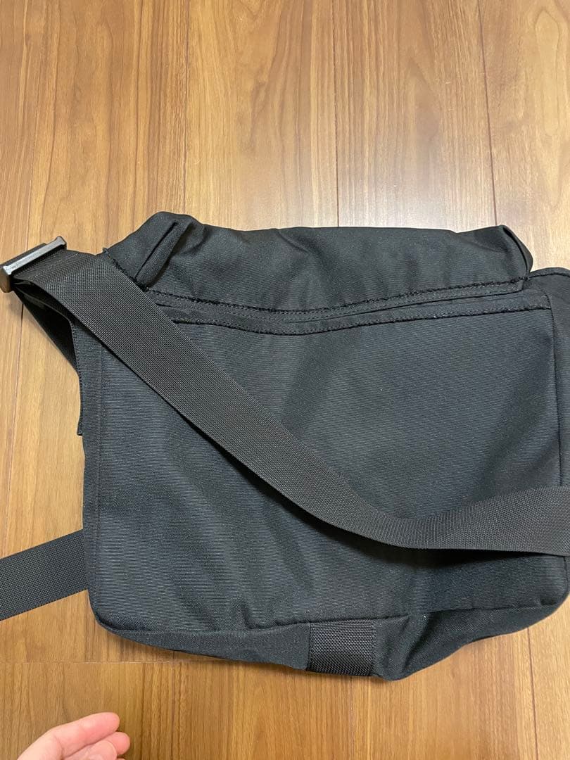 acne studiosメッセンジャーバッグ