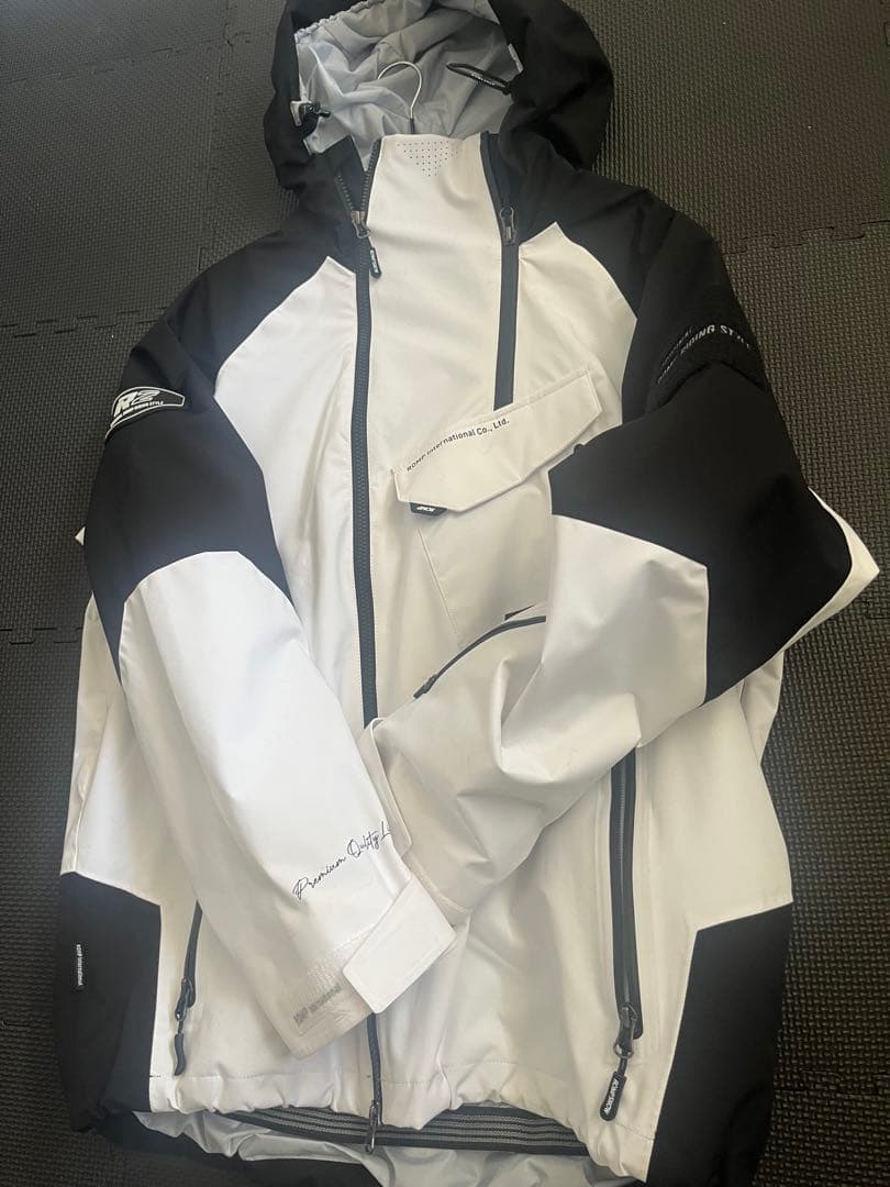 スノーボードウェアジャケット　ROMP ホワイト