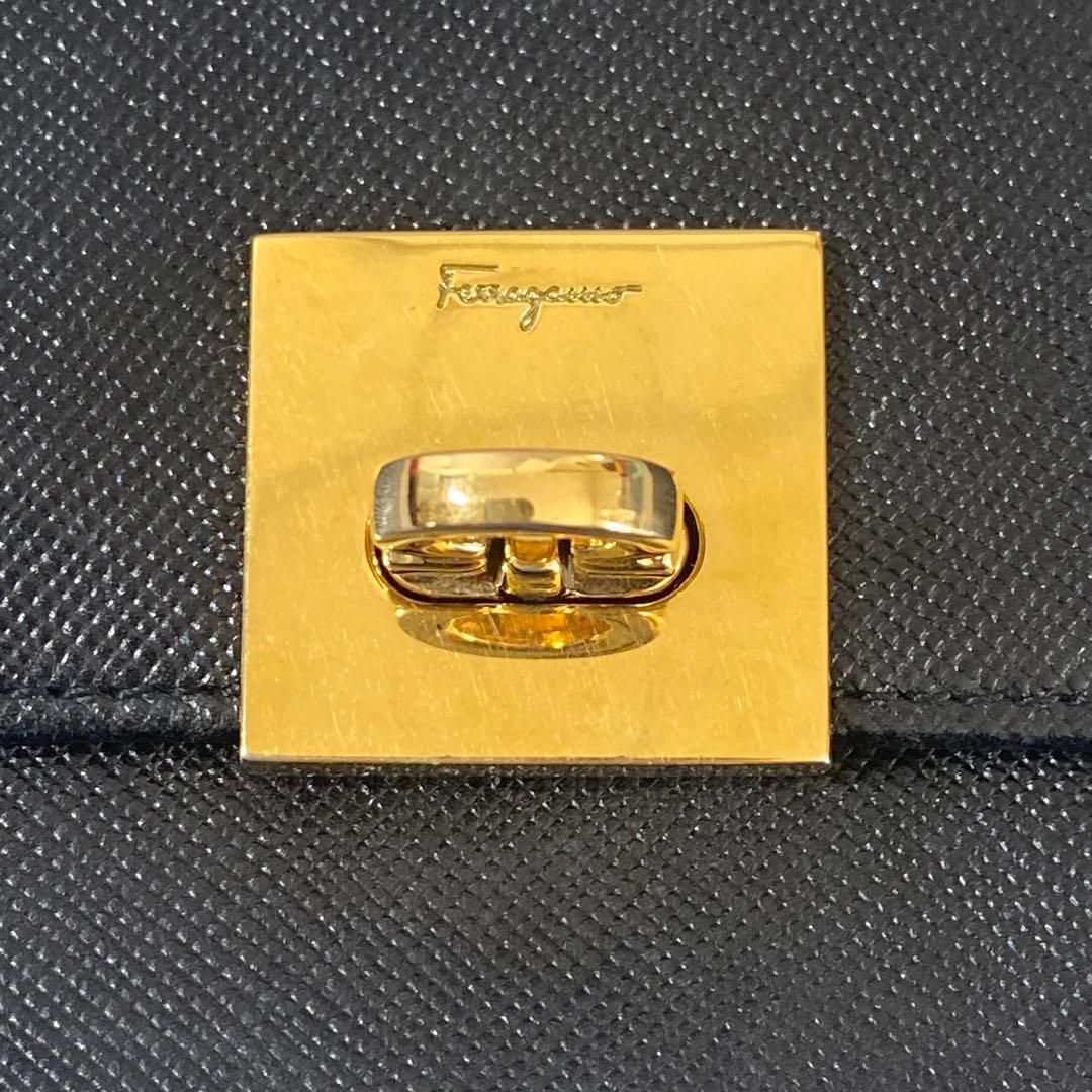 美品　フェラガモ　折り財布　ガンチーニ　サフィアーノレザー　ブラック　黒