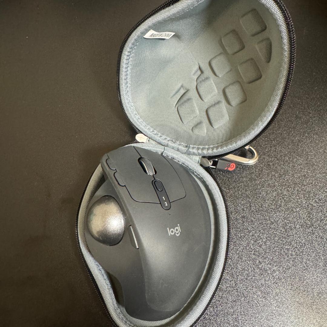 Logitech ワイヤレストラックボールマウス（ケース付き）