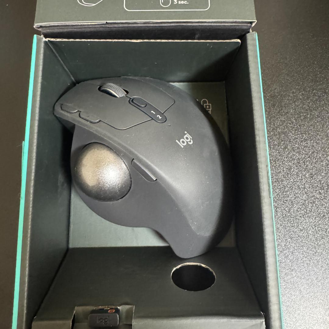 Logitech ワイヤレストラックボールマウス（ケース付き）