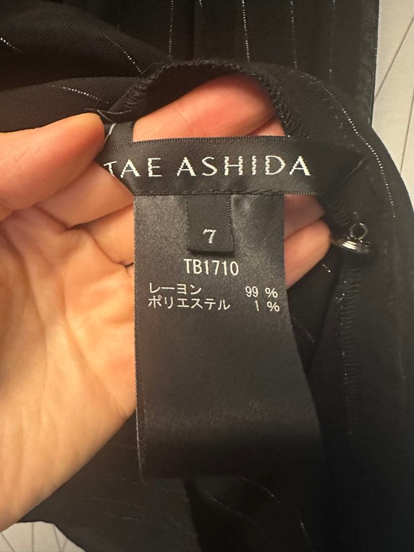 タエアシダフリル付きブラック長袖ブラウス