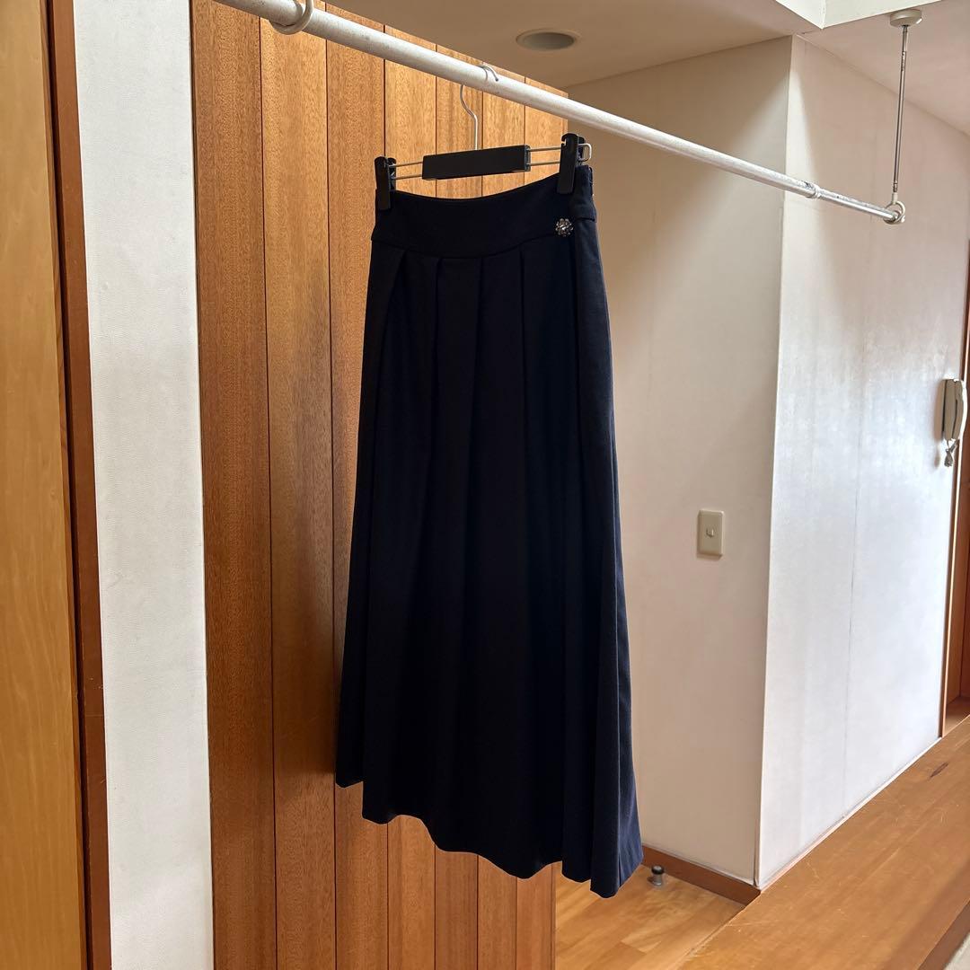 【新品未使用】S MAX MARA プリーツスカート 紺色 ブローチ付き