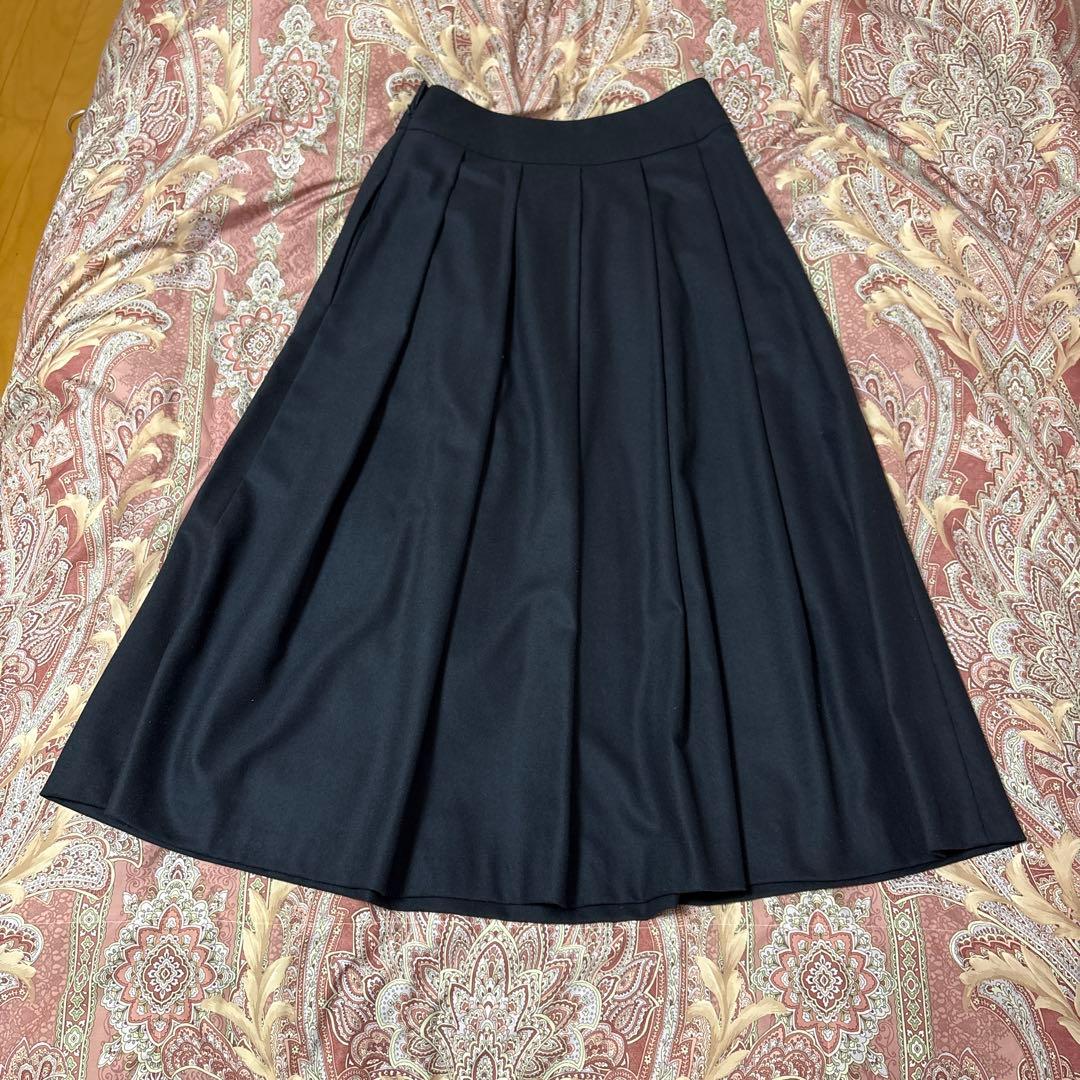 【新品未使用】S MAX MARA プリーツスカート 紺色 ブローチ付き