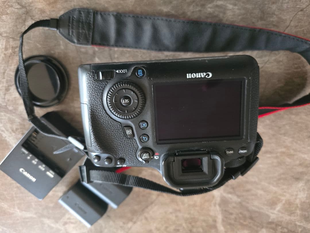 Canon EOS 6D デジタルカメラ 本体とバッテリー2個付きとレンズ