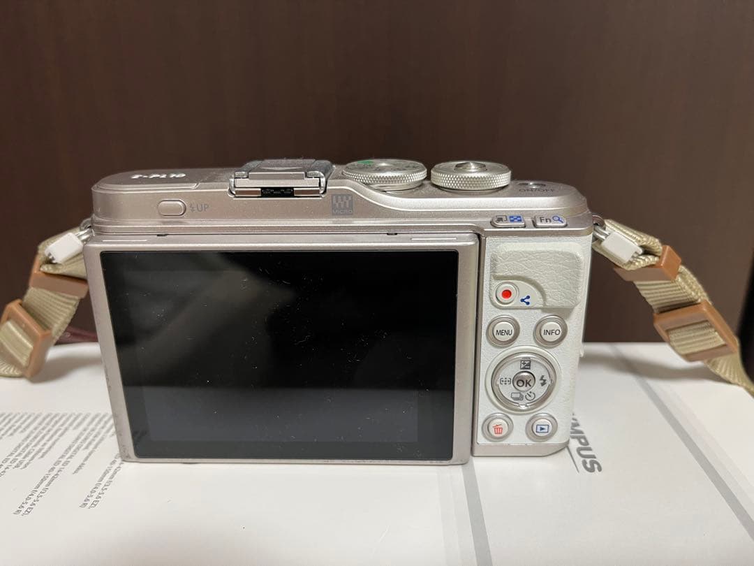 OLYMPUS PEN E-PL10 EZダブルズームキット ホワイト