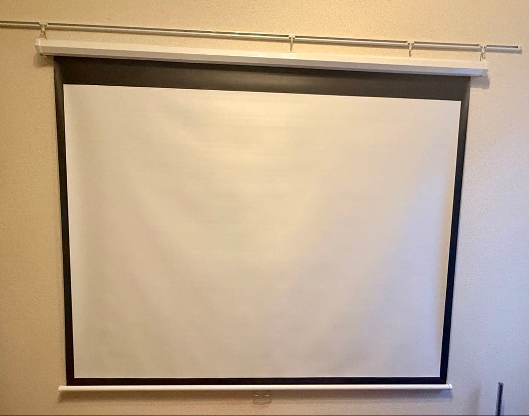 【ほぼ未使用】イーサプライ スクリーン84型4:3 手動ロール 壁掛け天吊り美品