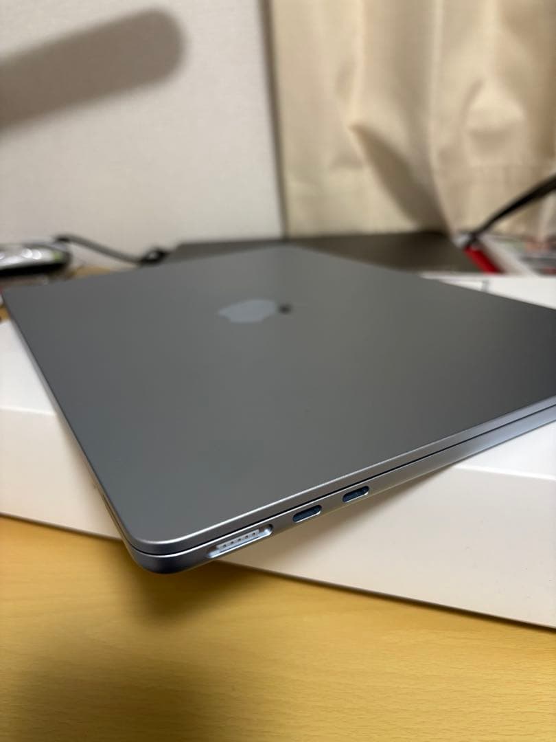 新品近い Apple MacBook Air (M4, 16GB, 256GB)