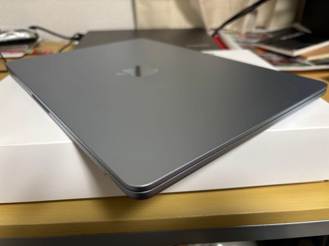 新品近い Apple MacBook Air (M4, 16GB, 256GB)