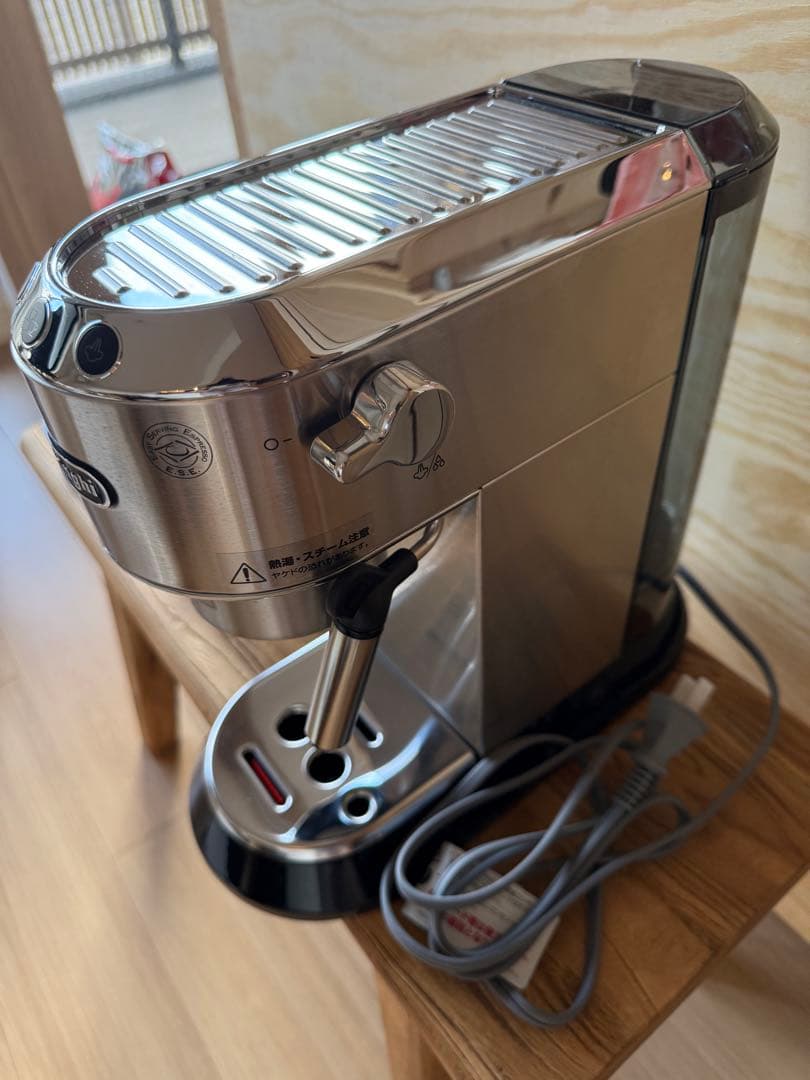 美品　2023年購入　デロンギ デディカ エスプレッソ カプチーノ　コーヒー