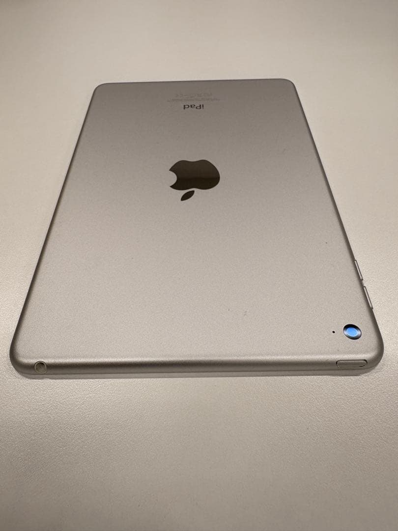 Apple iPad mini 4 128GB Wi﻿-﻿Fi シルバー