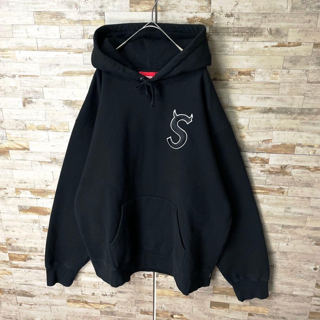 3221U【プレミアサイズ・ＸＸＬ】シュプリーム☆Sロゴ刺繍 パーカー ブラック