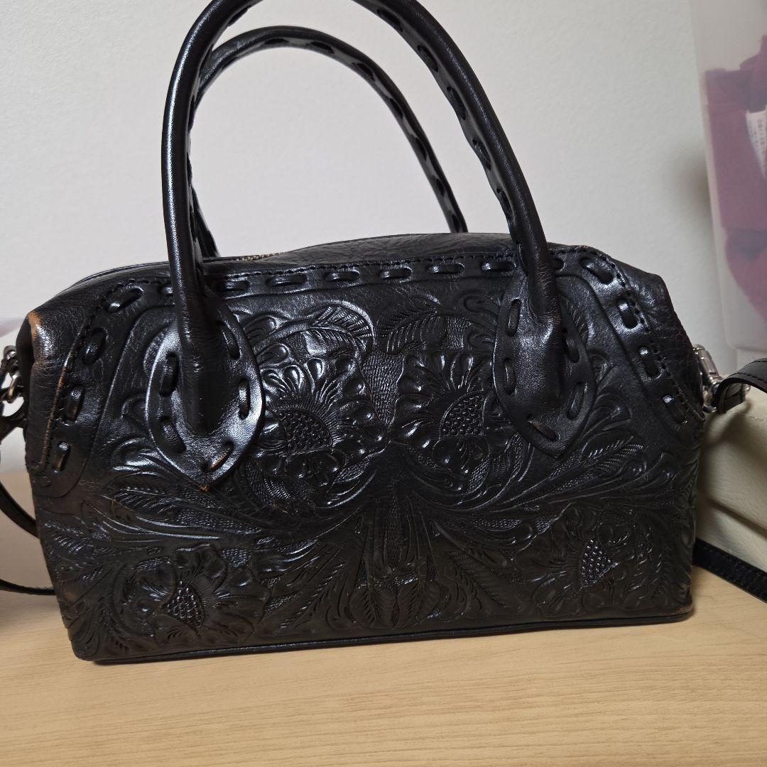 グレースコンチネンタルカービングトライブスボストンバッグショルダー付きブラック