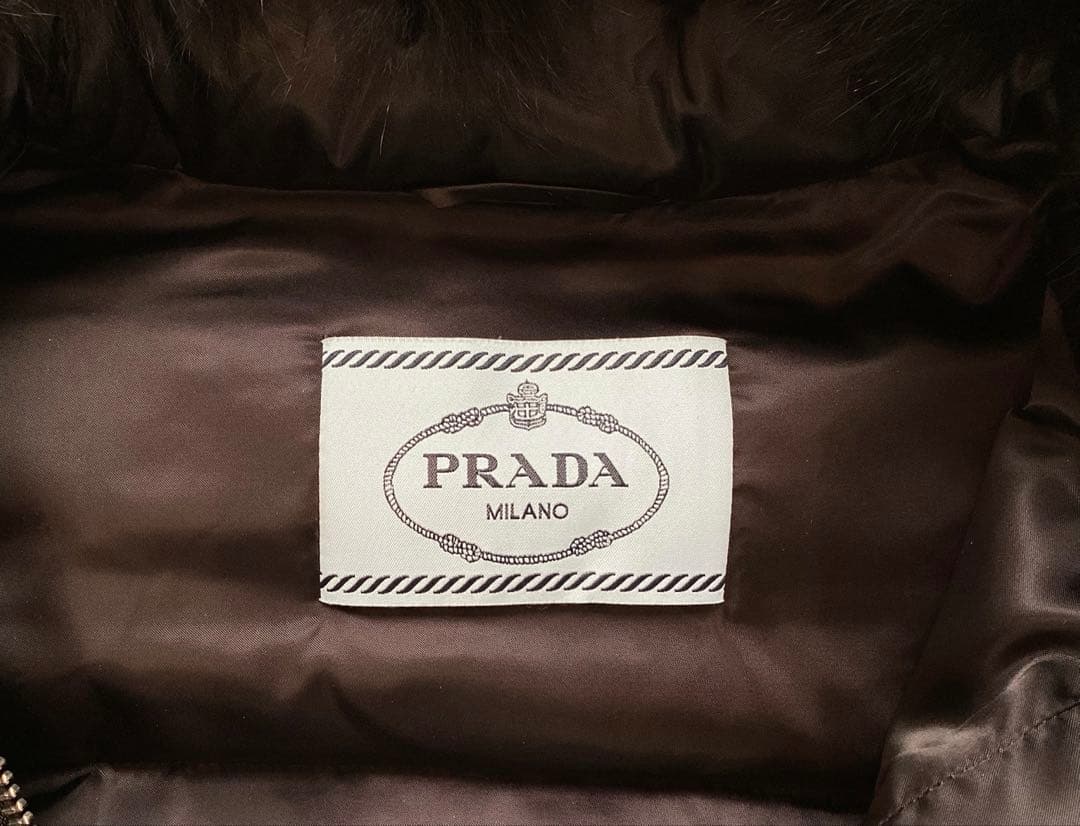 る*ん様 PRADA ブラック ダウンジャケット リアルファー付 42 紙袋付き