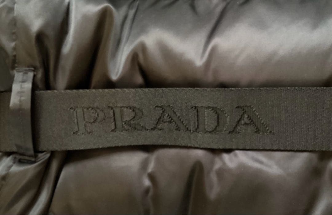 る*ん様 PRADA ブラック ダウンジャケット リアルファー付 42 紙袋付き
