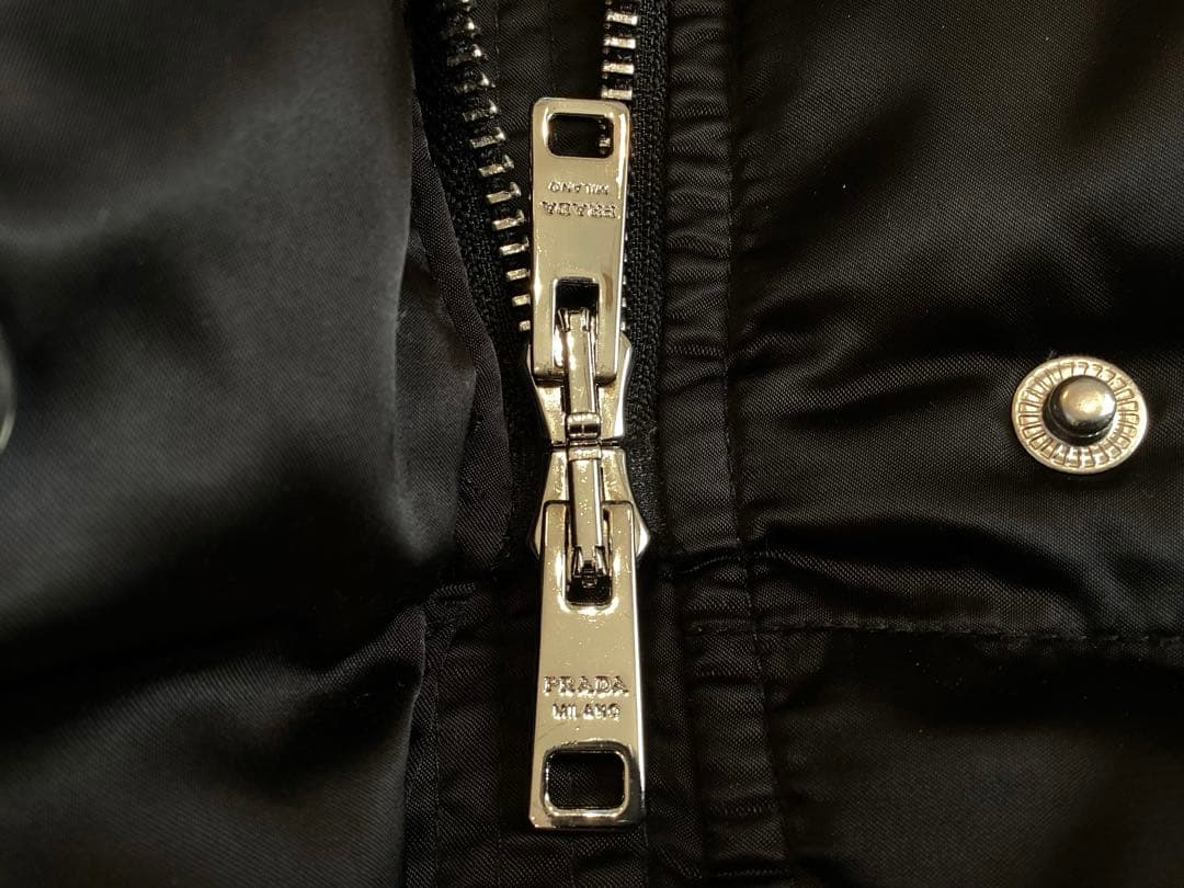 る*ん様 PRADA ブラック ダウンジャケット リアルファー付 42 紙袋付き