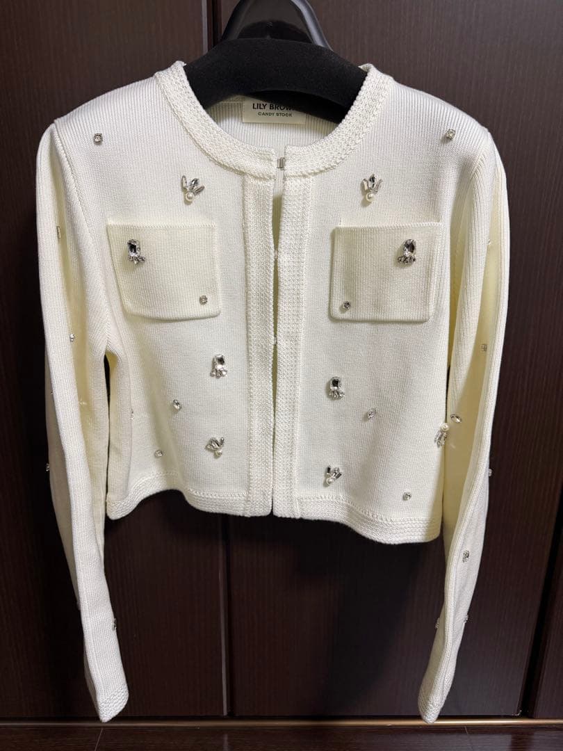 美品LILY BROWN マルチビジューノーカラーニットジャケット