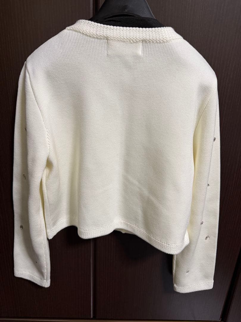 美品LILY BROWN マルチビジューノーカラーニットジャケット