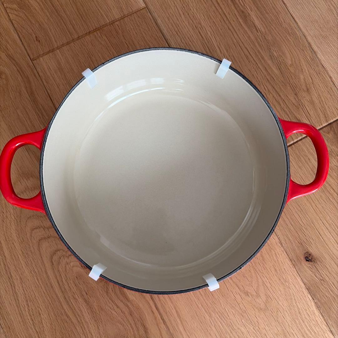 ル・クルーゼ　赤色 両手鍋 浅型 22cm 美品 匿名配送