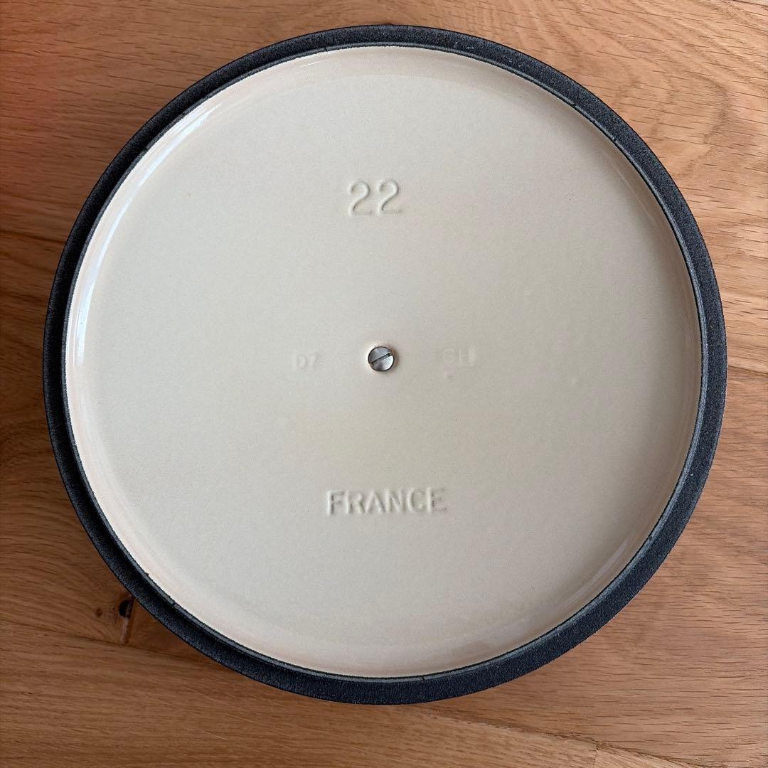 ル・クルーゼ　赤色 両手鍋 浅型 22cm 美品 匿名配送