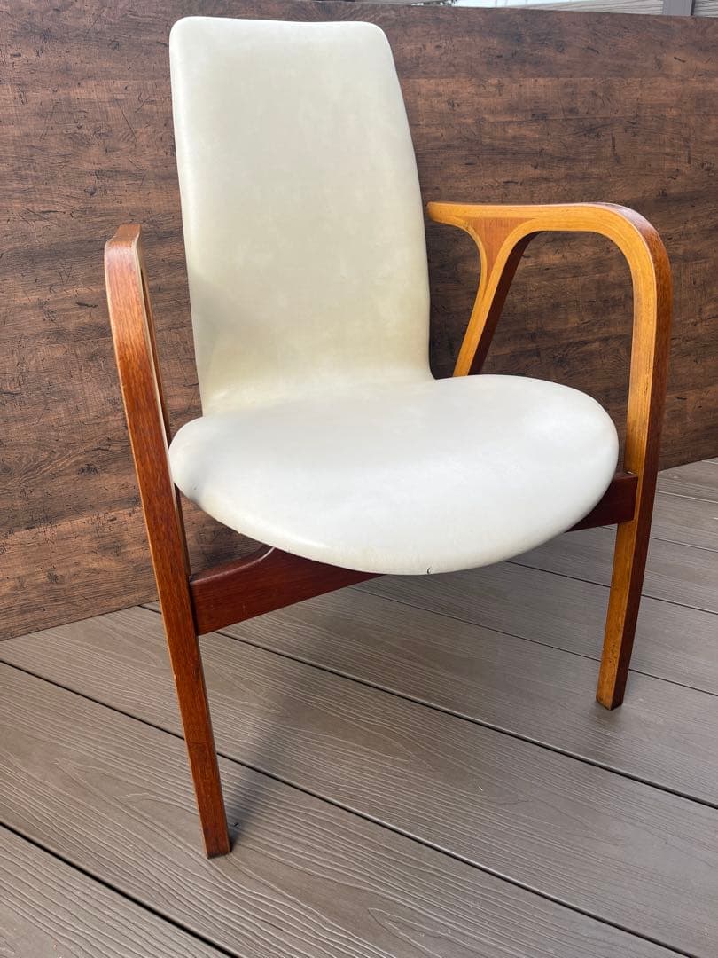 断捨離男　天童木工　クリーム色 アームチェア 木製フレーム