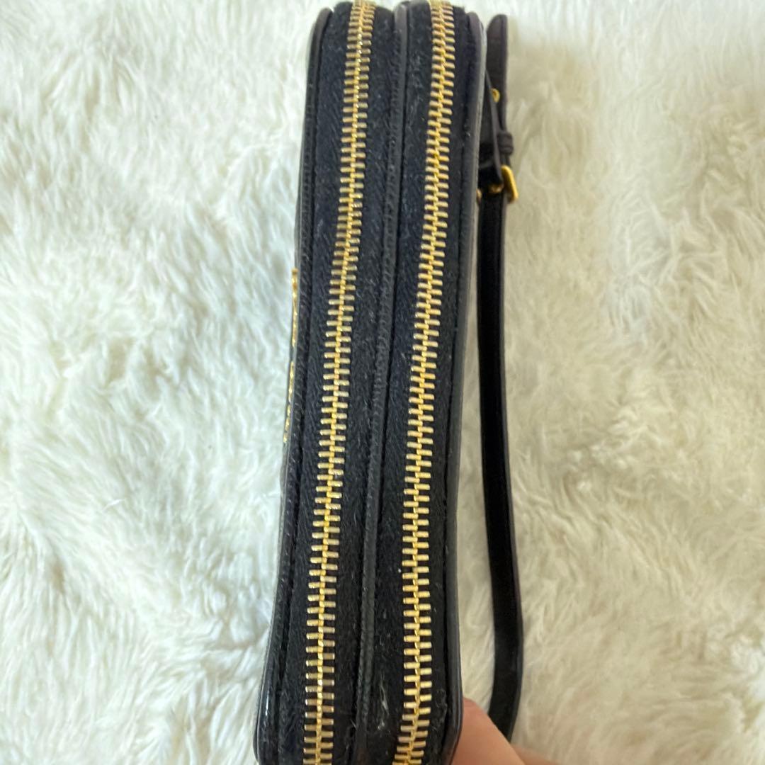 MIU MIU ブラックレザーポーチ