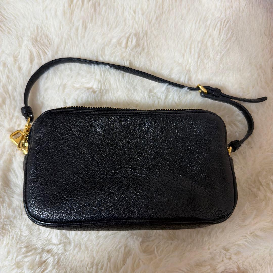 MIU MIU ブラックレザーポーチ
