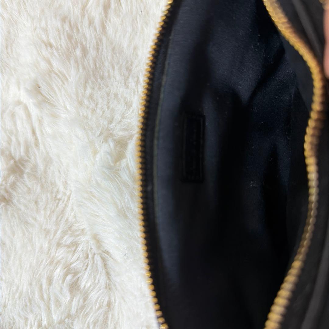 MIU MIU ブラックレザーポーチ