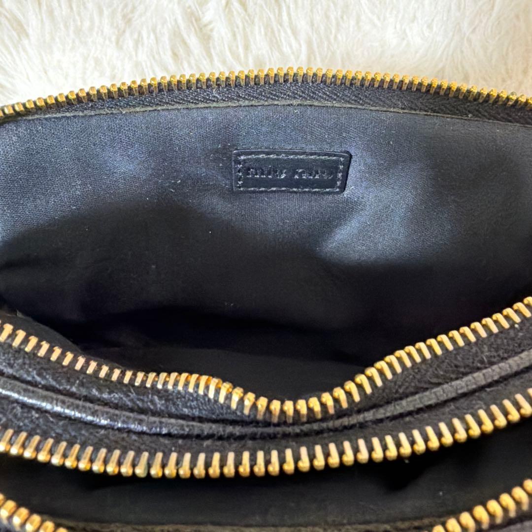 MIU MIU ブラックレザーポーチ
