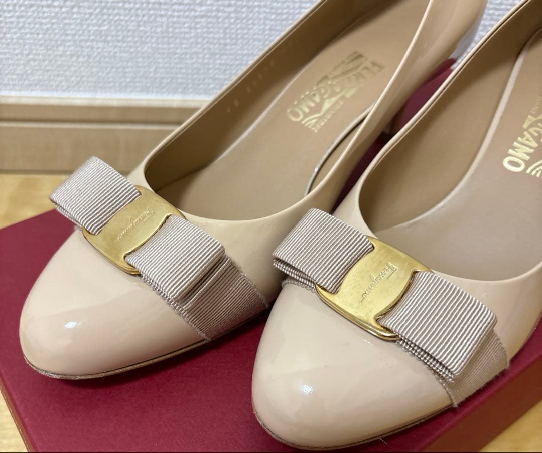 1回使用　Ferragamo ヴァラリボン　エナメルパンプス　ベージュ　8D