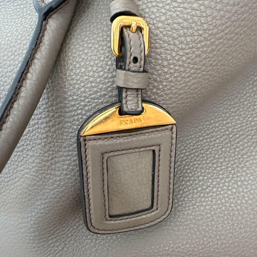 PRADA グレー レザートートバッグ