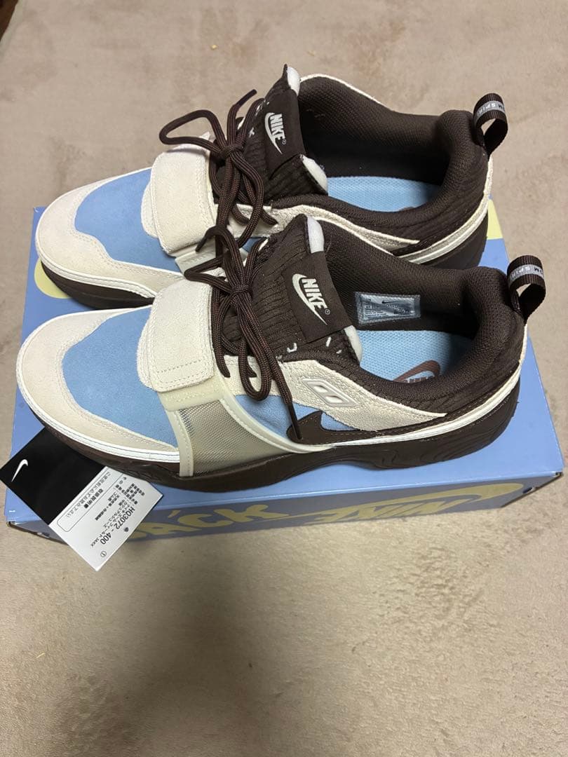 未使用Travis Scott x Nike Zoom Field Jaxx