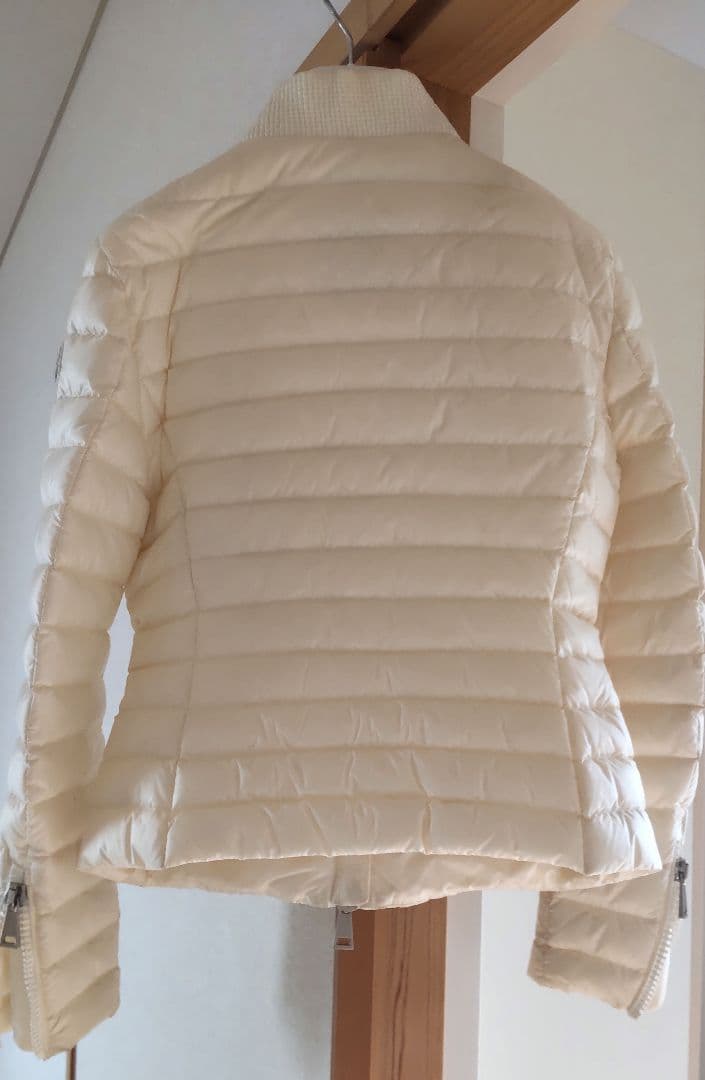 Moncler アイボリー ダウンジャケット