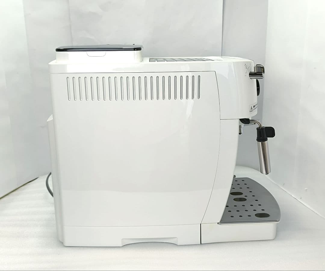 デロンギ　コンパクト全自動コーヒーマシンマグニフィカS ECAM22112W