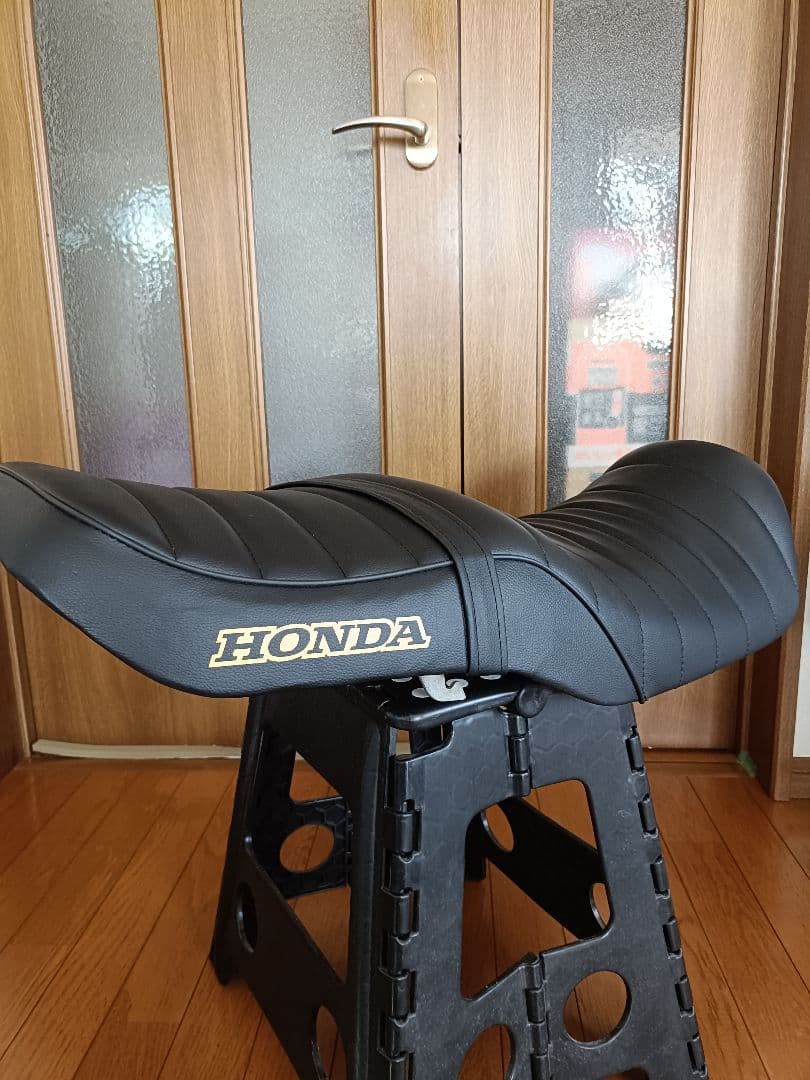 CB750 rc42 カスタムシート 斜め枠金ロゴHONDA　週末期間限定値下げ
