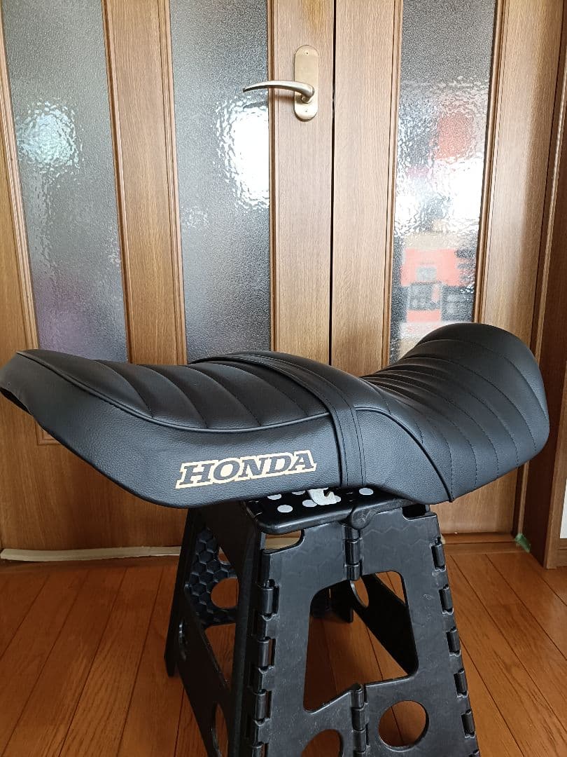CB750 rc42 カスタムシート 斜め枠金ロゴHONDA　週末期間限定値下げ
