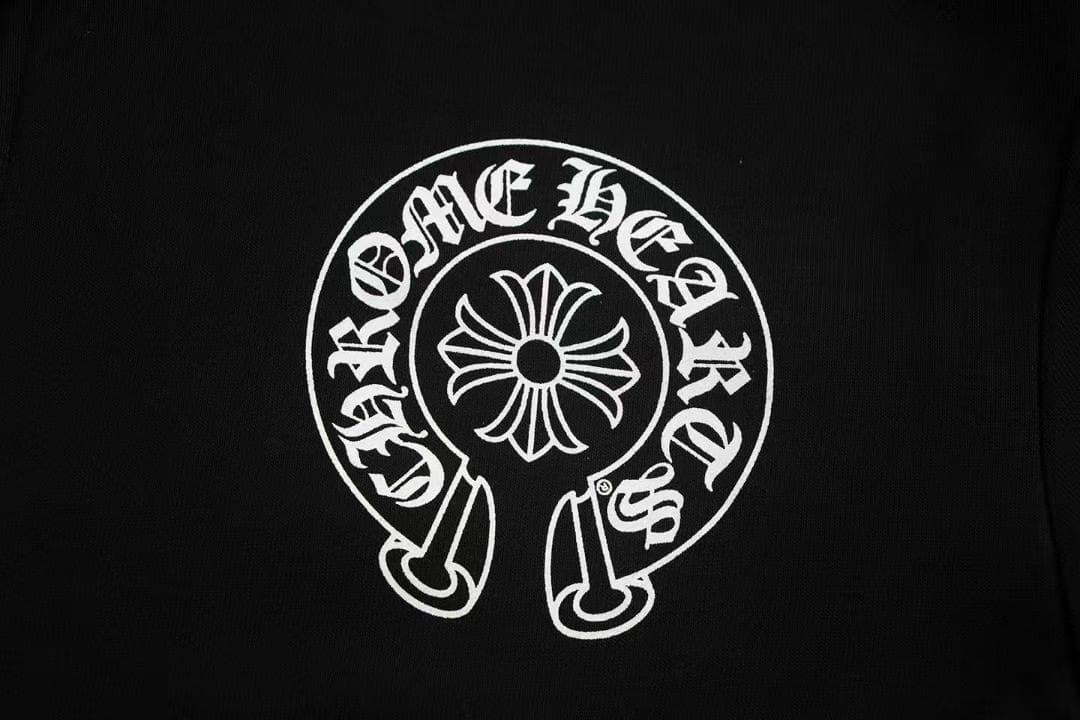 Chrome Heartsのジップアップブラックパーカー