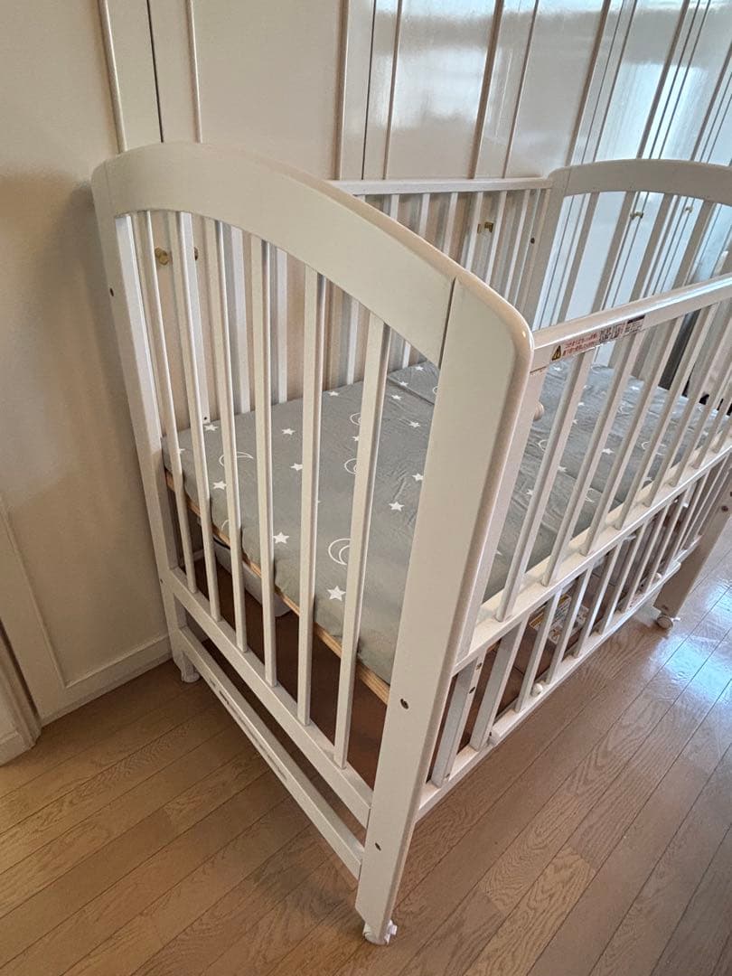 引取限定　KATOJI 木製ベビーベッド ホワイトハイタイプ。マット/寝具全て込