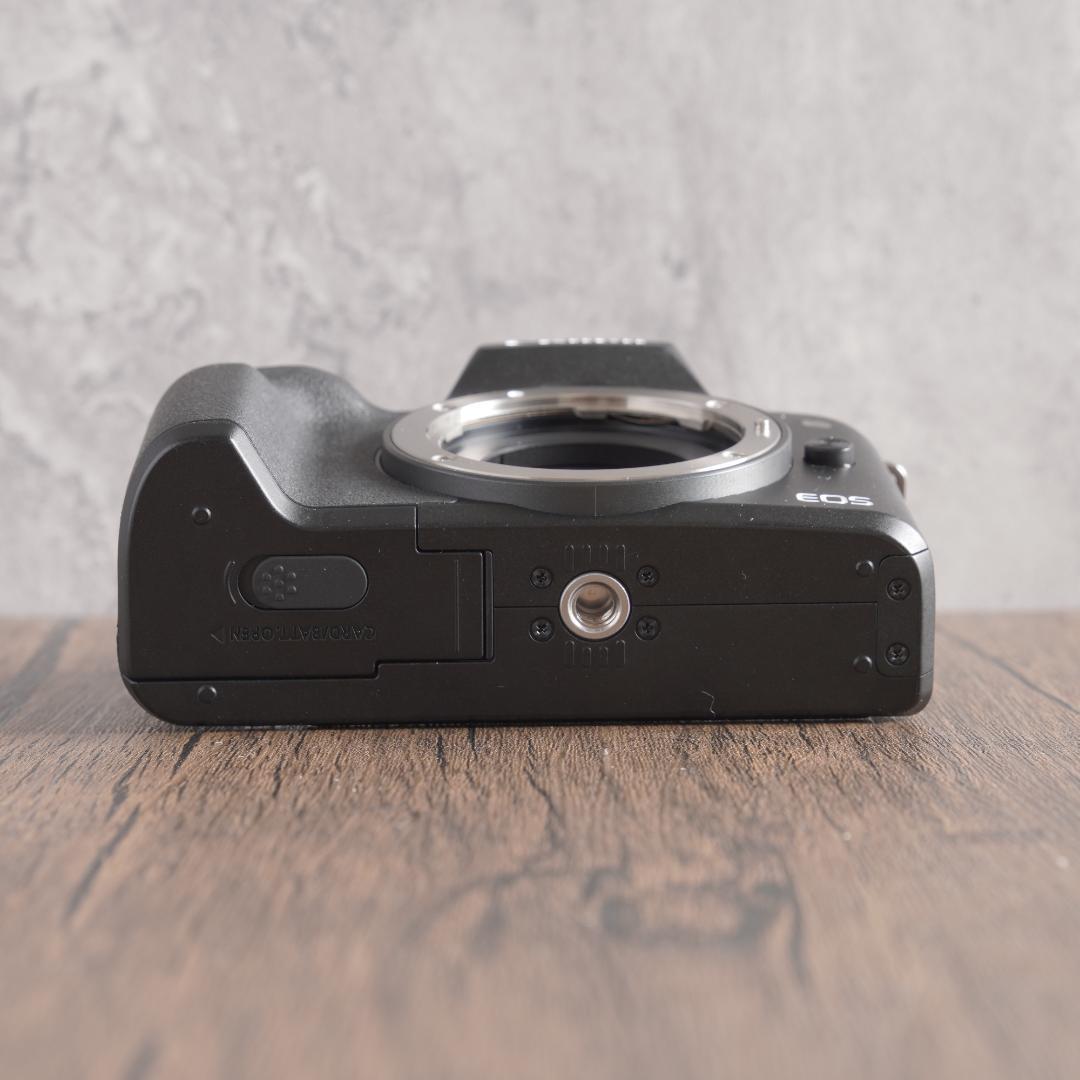 美品✨Wi-Fi✨自撮り✨ブラック✨Canon EOS Kiss M　838-1
