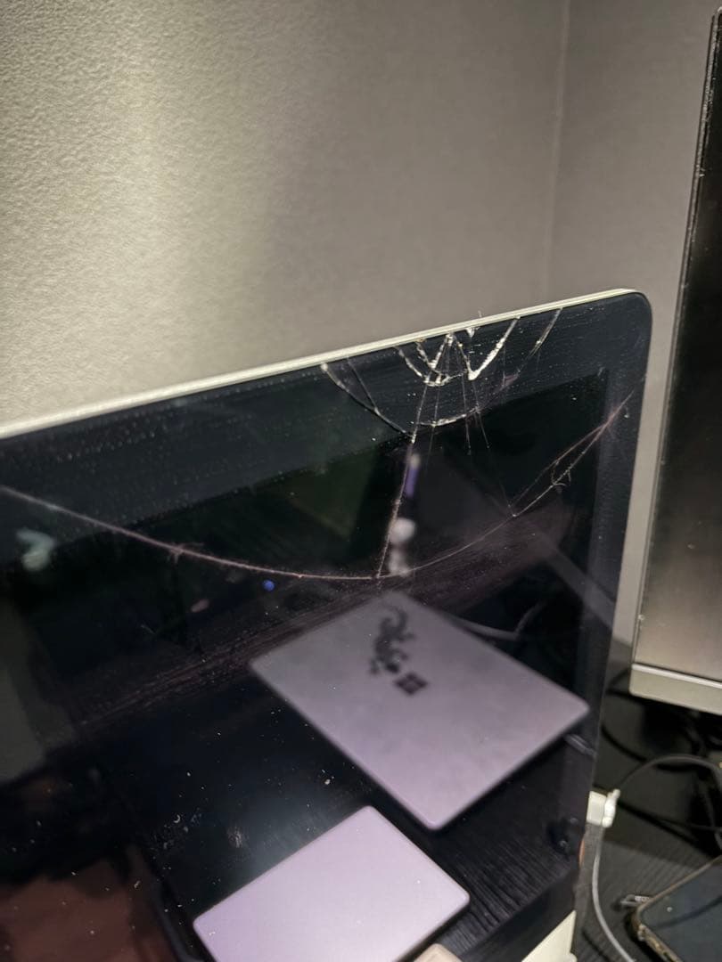 iMac Retina 4K 21.5インチ 2019 画面割れあり